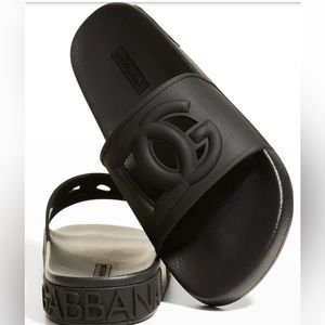 D&G rubber sandals with cutout logo.
Molded footbed.
Slide style.
Made in Italy.